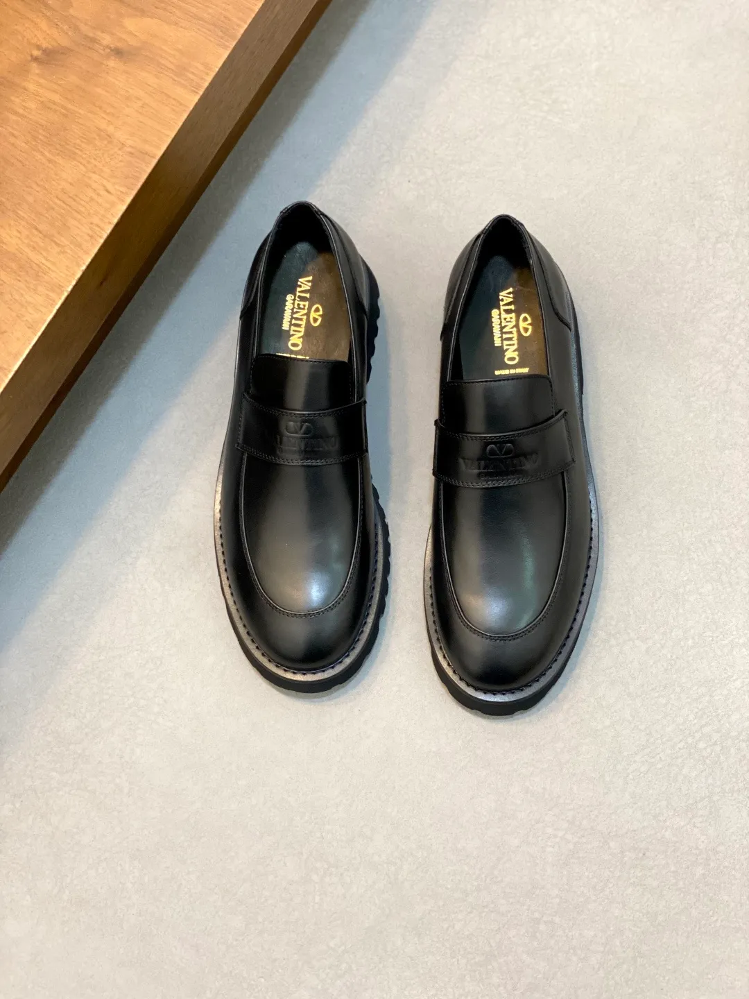 Men's shoes 💰740 VALENTINO Valentino's new men's fashionable casual leather shoes. These leather shoes are made of imported cowhide leather uppers, dyed calfskin lining and calfskin insoles. The upper foot is soft, comfortable and breathable. Comes with complete packaging in the original box! Visible details and quality. Size: 39-44 (customized at 38.45.46)